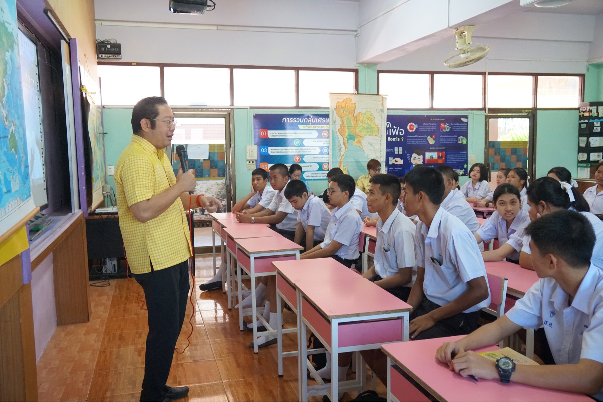 ﻿สำนักงานบังคับคดีจังหวัดอ่างทอง ลงพื้นที่จัดกิจกรรมโครงการวิตามินสมอง ภายใต้โครงการโรงเรียนยุติธรรมอุปถัมภ์ ประจำปีงบประมาณ 2563
